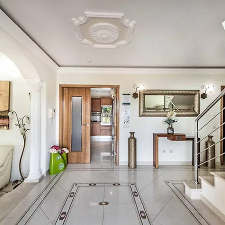 Caty Catarina Villa *